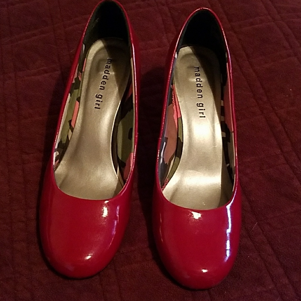 Red pumps
